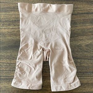 NEW SKIMS Seamless Sculpt Shapewear Shorts Womens XS Tan NWOT